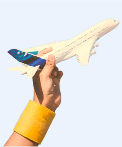 Mano sujetando un avión de juguete