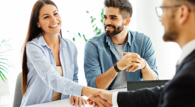 gestor reunido con clientes
