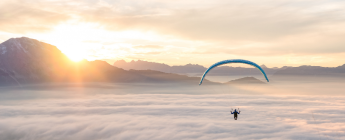 cielo al amanecer con alguien haciendo parapente