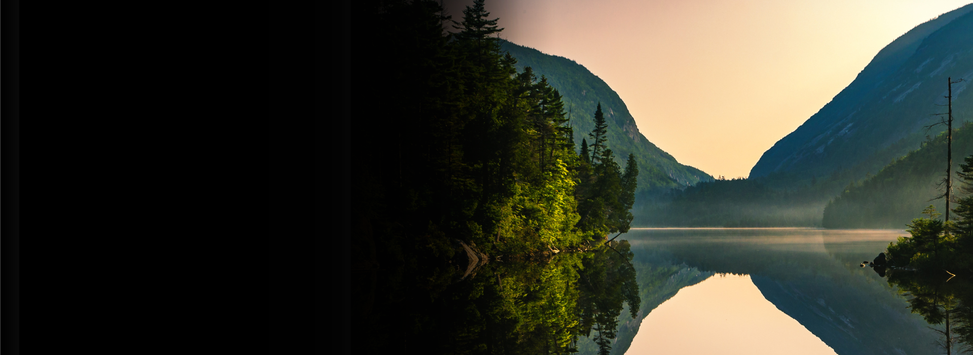 lago rodeado de bosques al anochecer